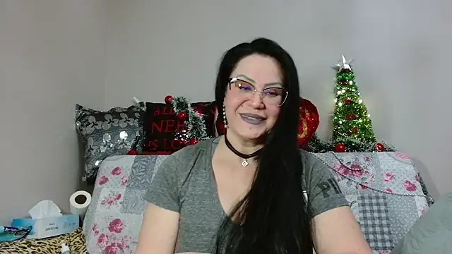 Snapshot of x__KHALEESI__x chatting on January 14, 9:31 pm x KHALEESI x online show from January 14, 9:31 pm