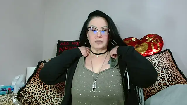 Snapshot of x__KHALEESI__x chatting on February 7, 11:19 pm x KHALEESI x online show from February 7, 11:19 pm