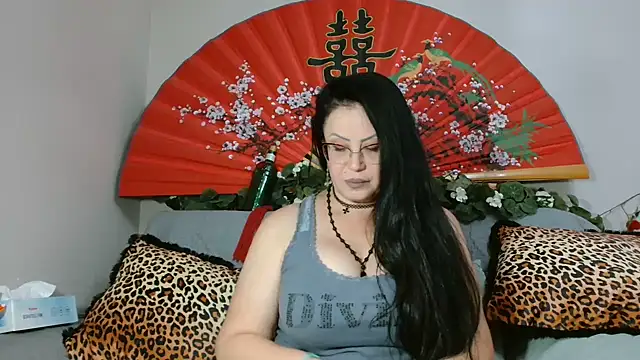 Snapshot of x__KHALEESI__x chatting on July 25, 2:20 am x KHALEESI x online show from July 25, 2:20 am