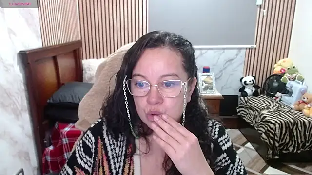 Sonialorens  online show from April 15, 8:09 pm