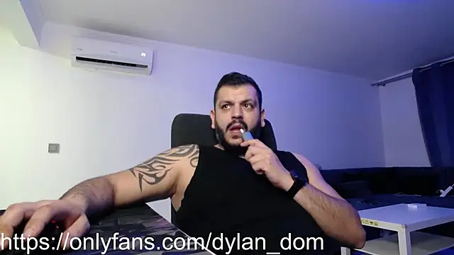 Snapshot of dyllan_dom_ chatting on March 11, 11:00 pm dyllan dom online show from March 11, 11:00 pm