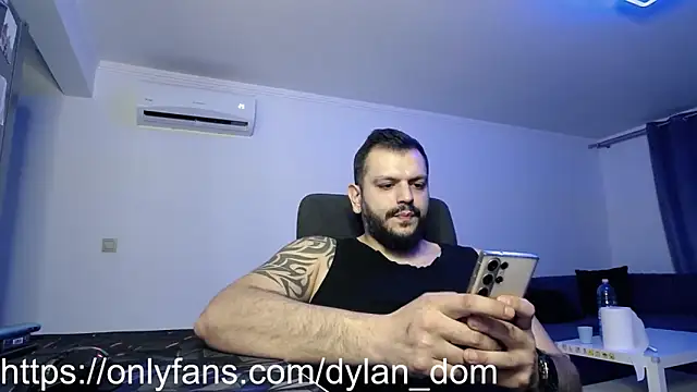 Snapshot of dyllan_dom_ chatting on March 12, 11:11 pm dyllan dom online show from March 12, 11:11 pm