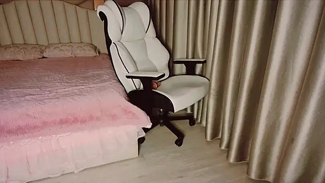 Snapshot of Girl__Funny chatting on December 28, 8:04 pm Girl Funny online show from December 28, 8:04 pm