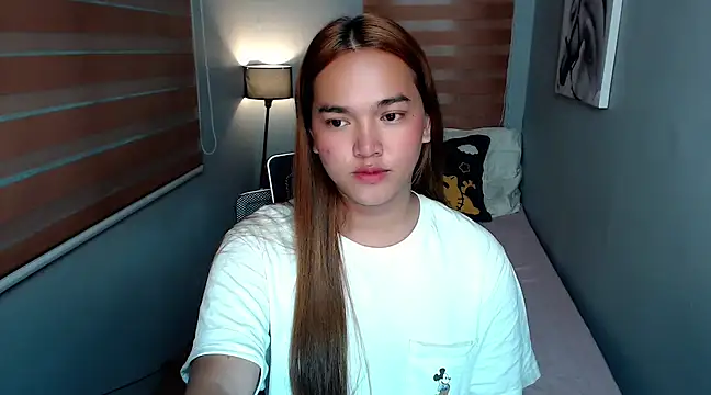 Snapshot of MoaningKylie chatting on December 15, 1:02 am MoaningKylie online show from December 15, 1:02 am