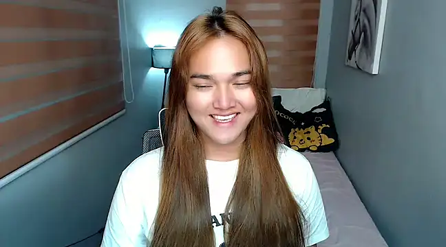 Snapshot of MoaningKylie chatting on December 18, 10:51 am MoaningKylie online show from December 18, 10:51 am