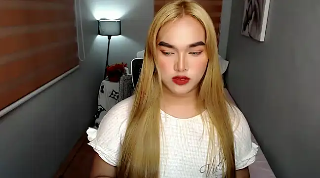 Snapshot of MoaningKylie chatting on January 18, 3:42 am MoaningKylie online show from January 18, 3:42 am