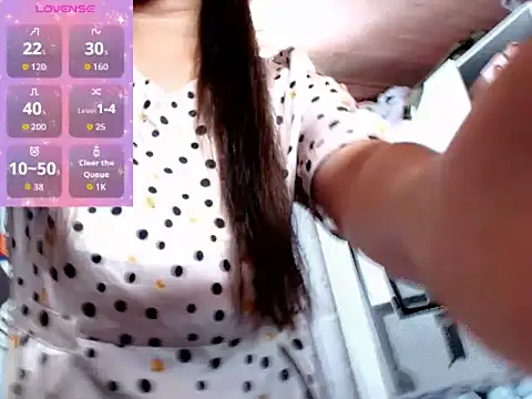 Snapshot of MoaningKylie chatting on October 8, 10:24 am MoaningKylie online show from October 8, 10:24 am