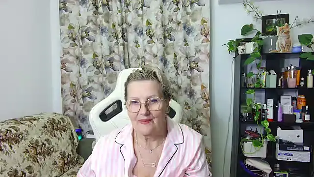 Snapshot of Selenna57 chatting on March 15, 6:54 pm Selenna57 online show from March 15, 6:54 pm