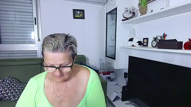 Snapshot of Selenna57 chatting on June 9, 5:35 pm Selenna57 online show from June 9, 5:35 pm