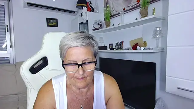 Snapshot of Selenna57 chatting on July 3, 5:19 pm Selenna57 online show from July 3, 5:19 pm