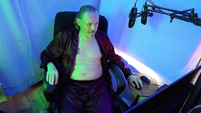 Snapshot of Richy__Rich_ chatting on April 21, 11:18 pm Richy Rich online show from April 21, 11:18 pm