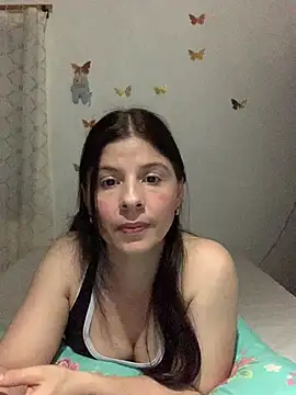 Snapshot of Estefani_32 chatting on June 4, 12:05 am Estefani 32 online show from June 4, 12:05 am