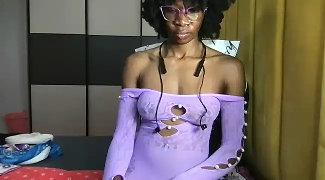 Snapshot of choco_petite chatting on March 4, 3:44 am choco petite online show from March 4, 3:44 am