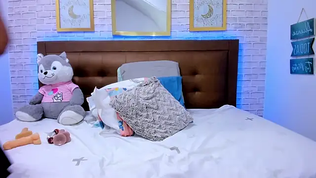 olivia love  online show from January 8, 1:11 am