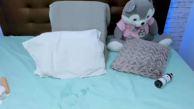 olivia love  online show from February 11, 12:28 am