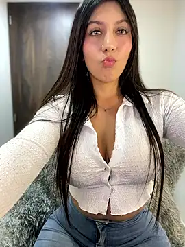 Snapshot of MiaJones21 chatting on January 17, 12:59 am MiaJones21 online show from January 17, 12:59 am