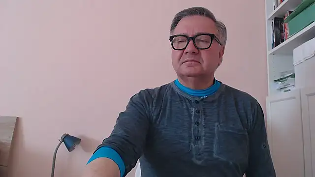 Snapshot of YOU6me chatting on January 8, 9:33 am YOU6me online show from January 8, 9:33 am