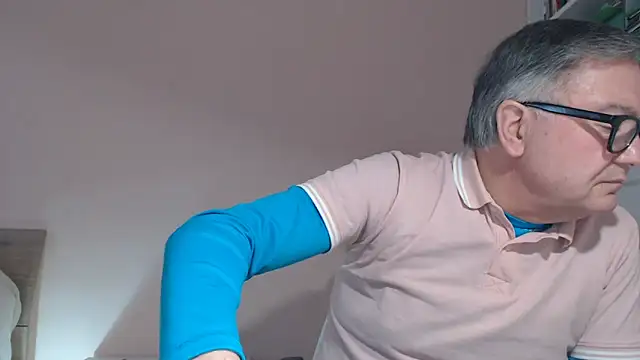 Snapshot of YOU6me chatting on January 17, 2:11 pm YOU6me online show from January 17, 2:11 pm