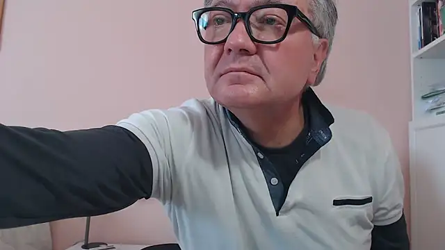 Snapshot of YOU6me chatting on February 5, 8:52 am YOU6me online show from February 5, 8:52 am