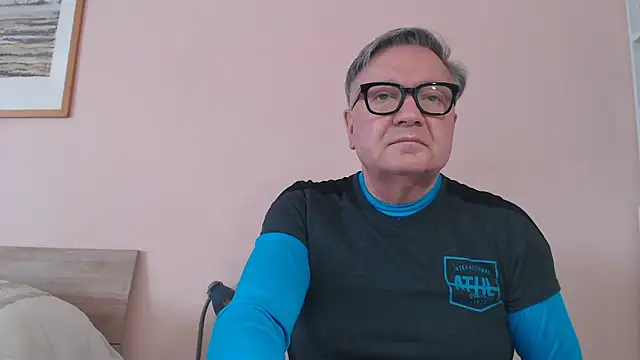 Snapshot of YOU6me chatting on February 8, 11:02 am YOU6me online show from February 8, 11:02 am