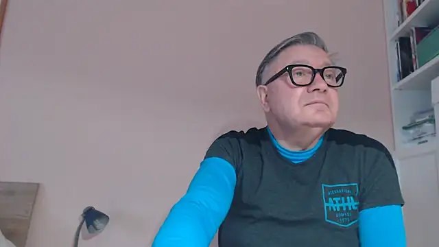 Snapshot of YOU6me chatting on February 9, 8:51 am YOU6me online show from February 9, 8:51 am