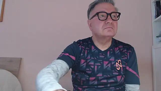 Snapshot of YOU6me chatting on February 11, 8:19 am YOU6me online show from February 11, 8:19 am