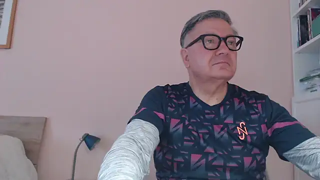 Snapshot of YOU6me chatting on February 12, 8:53 am YOU6me online show from February 12, 8:53 am