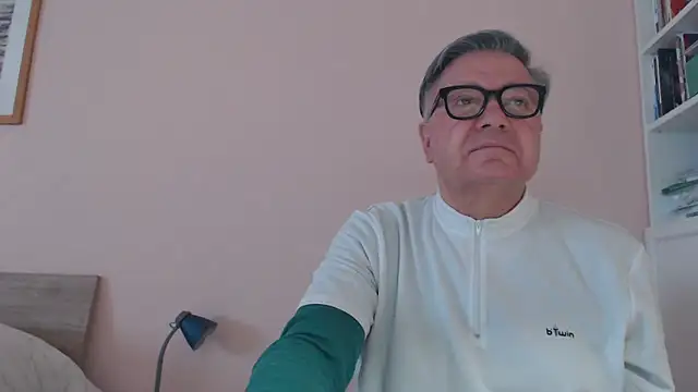 Snapshot of YOU6me chatting on February 16, 8:43 am YOU6me online show from February 16, 8:43 am