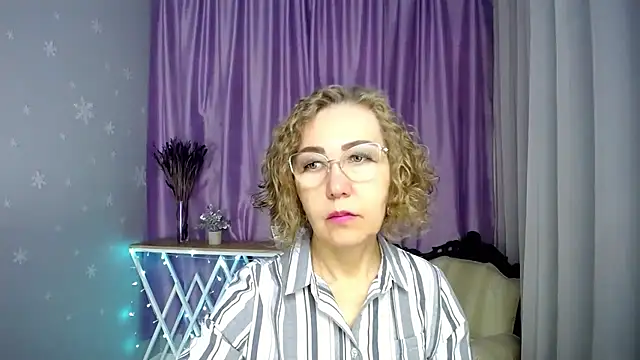 Snapshot of queen_a_n_i chatting on June 25, 8:08 am queen a n i online show from June 25, 8:08 am