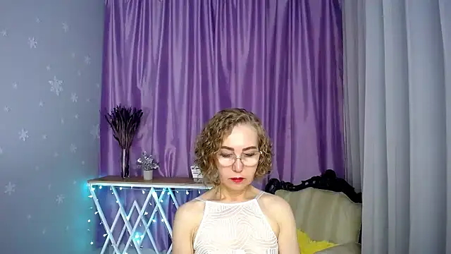 Snapshot of queen_a_n_i chatting on June 29, 10:15 am queen a n i online show from June 29, 10:15 am