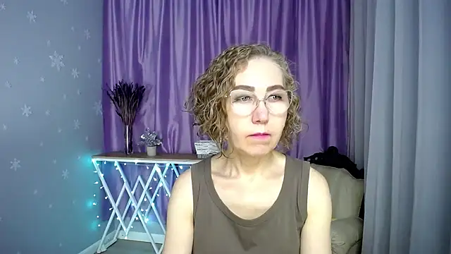 Snapshot of queen_a_n_i chatting on July 3, 7:26 am queen a n i online show from July 3, 7:26 am