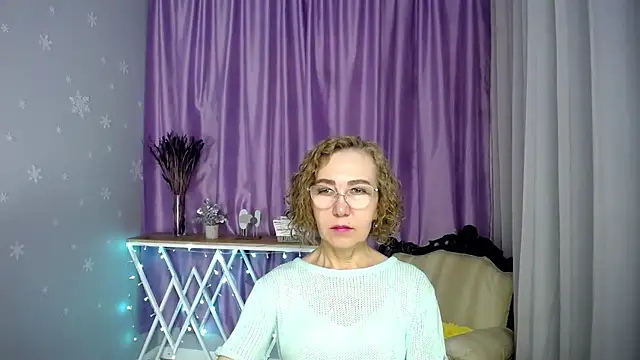 Snapshot of queen_a_n_i chatting on July 5, 8:43 am queen a n i online show from July 5, 8:43 am