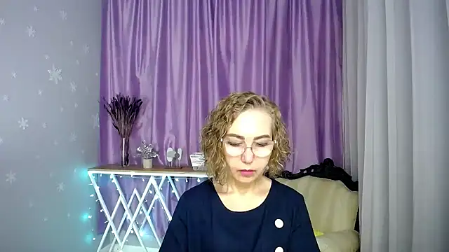 Snapshot of queen_a_n_i chatting on July 8, 8:52 am queen a n i online show from July 8, 8:52 am