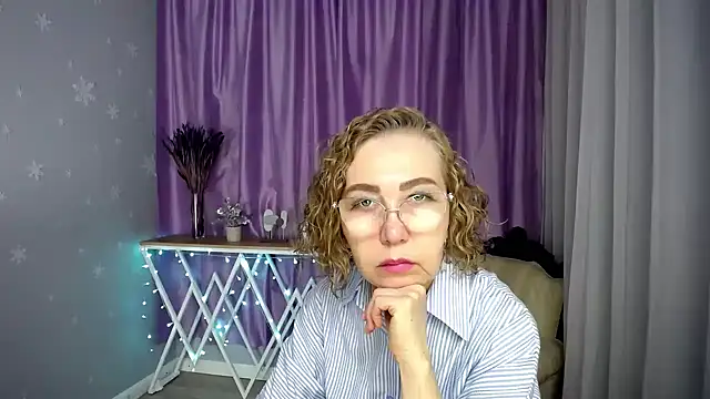 Snapshot of queen_a_n_i chatting on July 9, 8:07 am queen a n i online show from July 9, 8:07 am