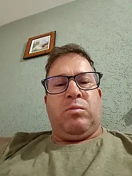 Snapshot of tavio1 chatting on February 8, 12:47 am tavio1 online show from February 8, 12:47 am