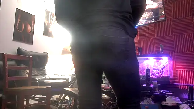 Snapshot of TheHellBilly chatting on February 10, 3:21 am TheHellBilly online show from February 10, 3:21 am