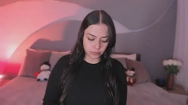 Nicolle W online show from December 3, 11:41 am