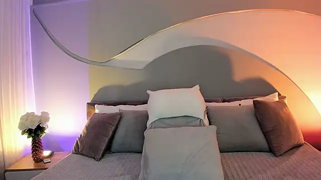 Nicolle W online show from January 8, 11:45 am