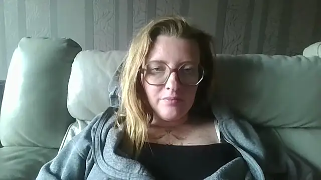 LiquidLeonie online show from May 9, 4:23 pm