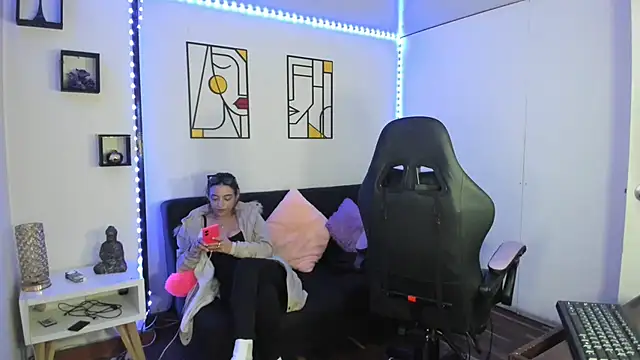 Snapshot of kay_marie chatting on December 19, 2:23 am kay marie online show from December 19, 2:23 am