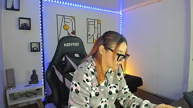 Snapshot of kay_marie chatting on December 19, 6:45 pm kay marie online show from December 19, 6:45 pm