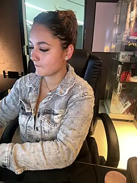 Emiily W online show from December 14, 4:01 pm