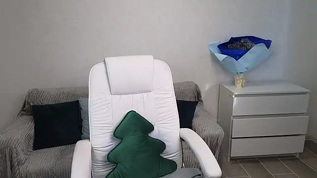 EvaMaddison online show from February 13, 7:45 am