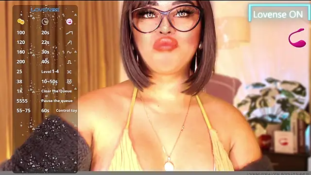 Snapshot of Thalia_Cambridge chatting on February 6, 12:11 am Thalia Cambridge online show from February 6, 12:11 am