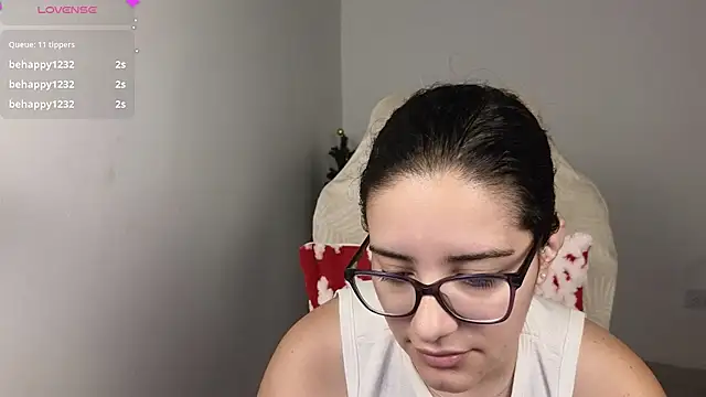 Snapshot of blue__moon_ chatting on December 22, 4:42 am blue moon online show from December 22, 4:42 am