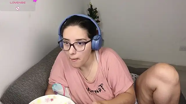 Snapshot of blue__moon_ chatting on December 23, 2:20 am blue moon online show from December 23, 2:20 am