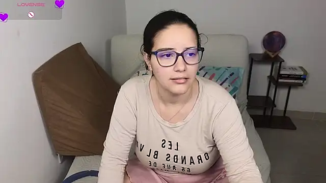 Snapshot of blue__moon_ chatting on January 13, 4:40 am blue moon online show from January 13, 4:40 am