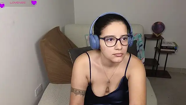 Snapshot of blue__moon_ chatting on January 14, 2:50 am blue moon online show from January 14, 2:50 am