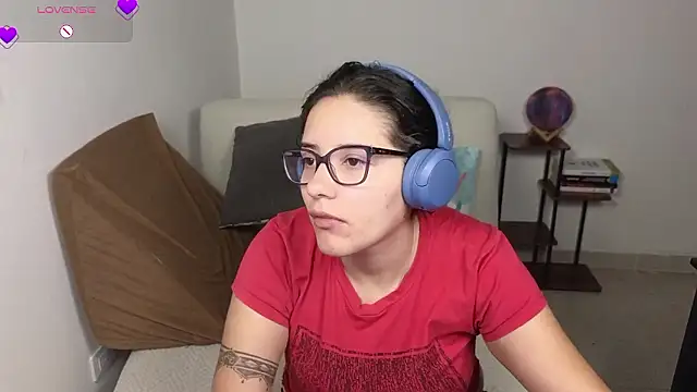 Snapshot of blue__moon_ chatting on January 15, 3:33 am blue moon online show from January 15, 3:33 am