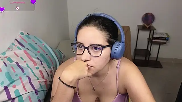 Snapshot of blue__moon_ chatting on February 15, 7:51 am blue moon online show from February 15, 7:51 am